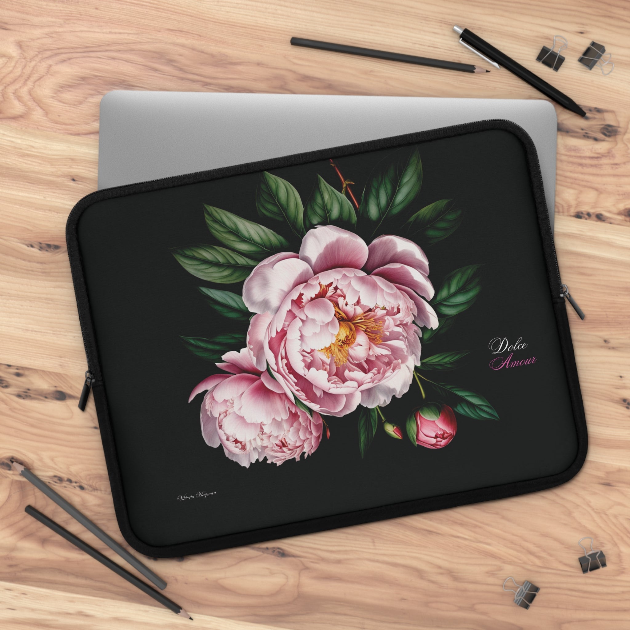 PEONY BLOOM DOLCE AMOUR ELEGANCE: LAPTOP COVER IN NOIR PINK