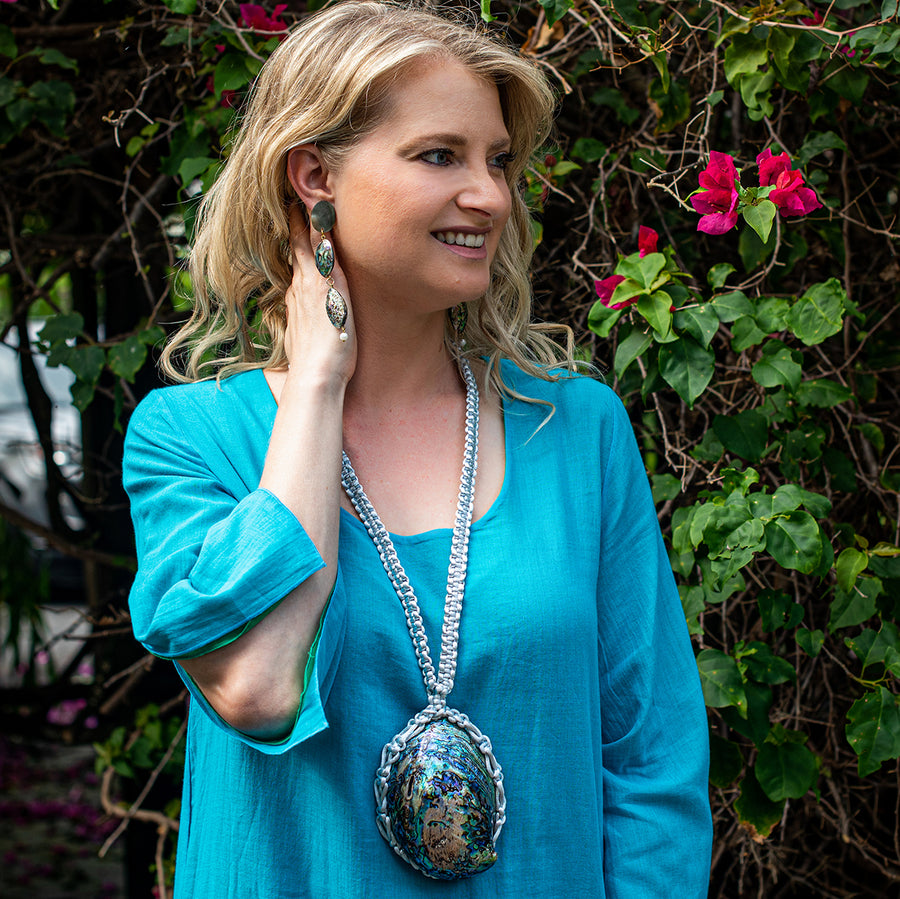 OVERSIZED ABALONE SHELL  PENDANT ON MACRAME NECKLINE. MULTI/METALLIC SILVER GRAY