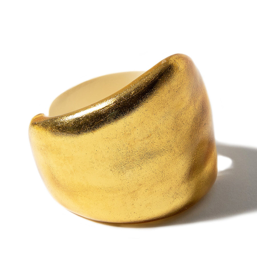 STATEMENT WAVE BANGLE. CREAM/GOLD