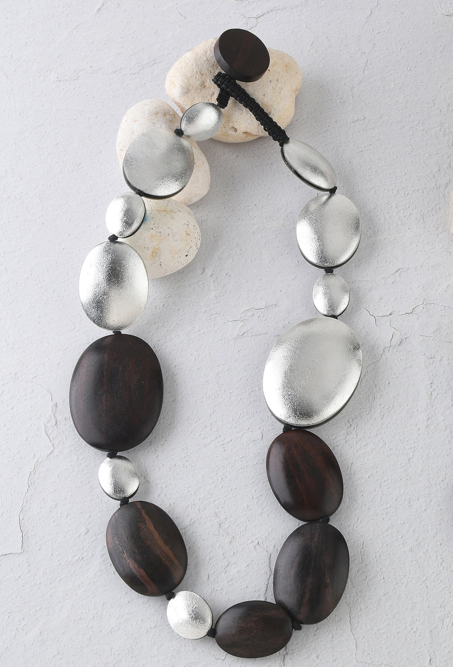 WOOD AND SILVER ACCENT OVAL NECKLACE. WOOD/SILVER