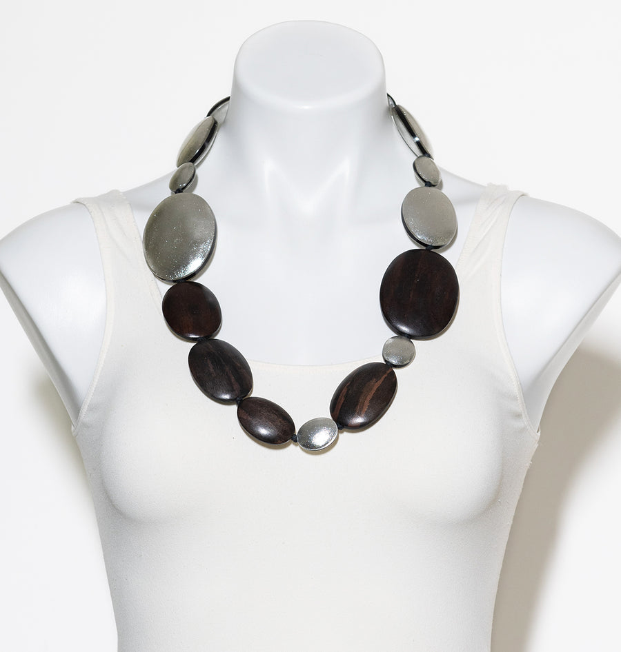 WOOD AND SILVER ACCENT OVAL NECKLACE. WOOD/SILVER