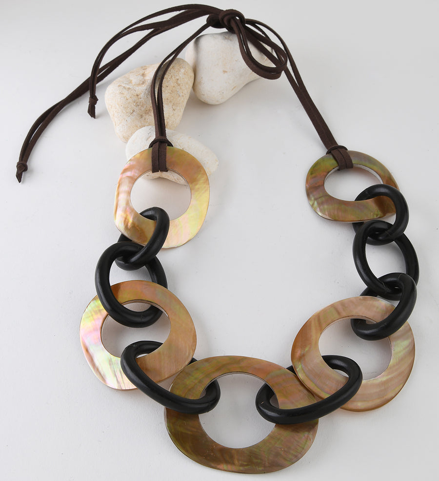 WOOD NECKLACE WITH SHELL STATIONS. DARK WOOD/BLUSH