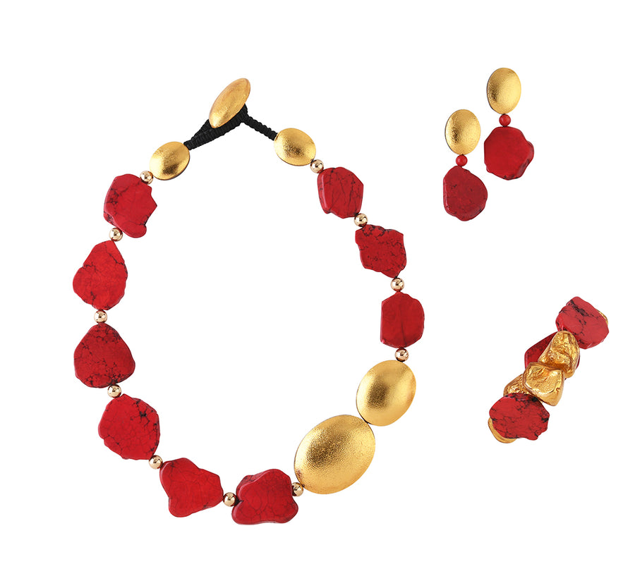HOWLITE AND GOLD FOIL SHORT STRAND NECKLACE. CORAL RED/GOLD