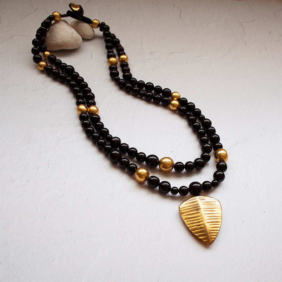 DOUBLE STRAND RESIN STATEMENT NECKLACE. BLACK/GOLD