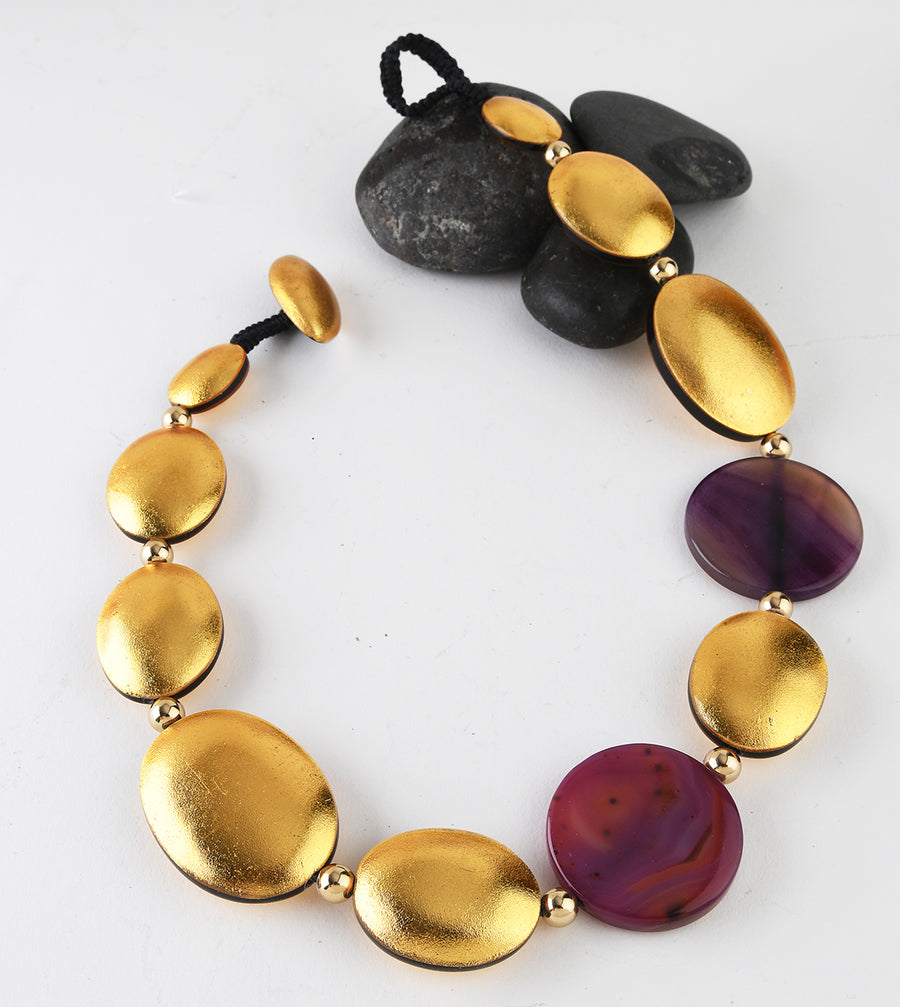 GOLD FOIL AND AGATE STRAND NECKLACE. GOLD/PURPLE AGATE