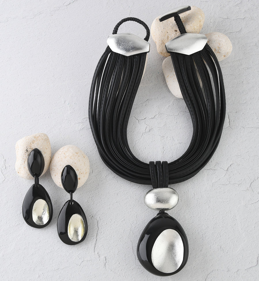 RIO PENDANT ON LEATHER NECKLINE. BLACK/SILVER