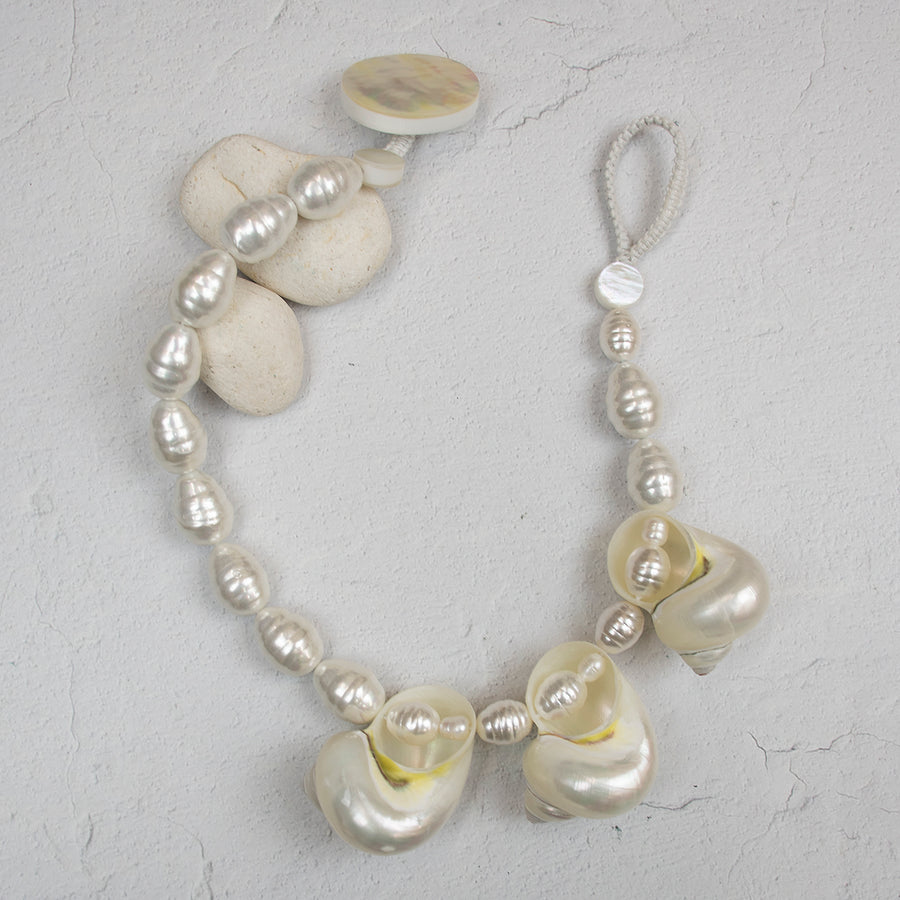 TURBO SHELL AND  FAUX PEARL ASYMMETRICAL NECKLACE. WHITE/WHITE