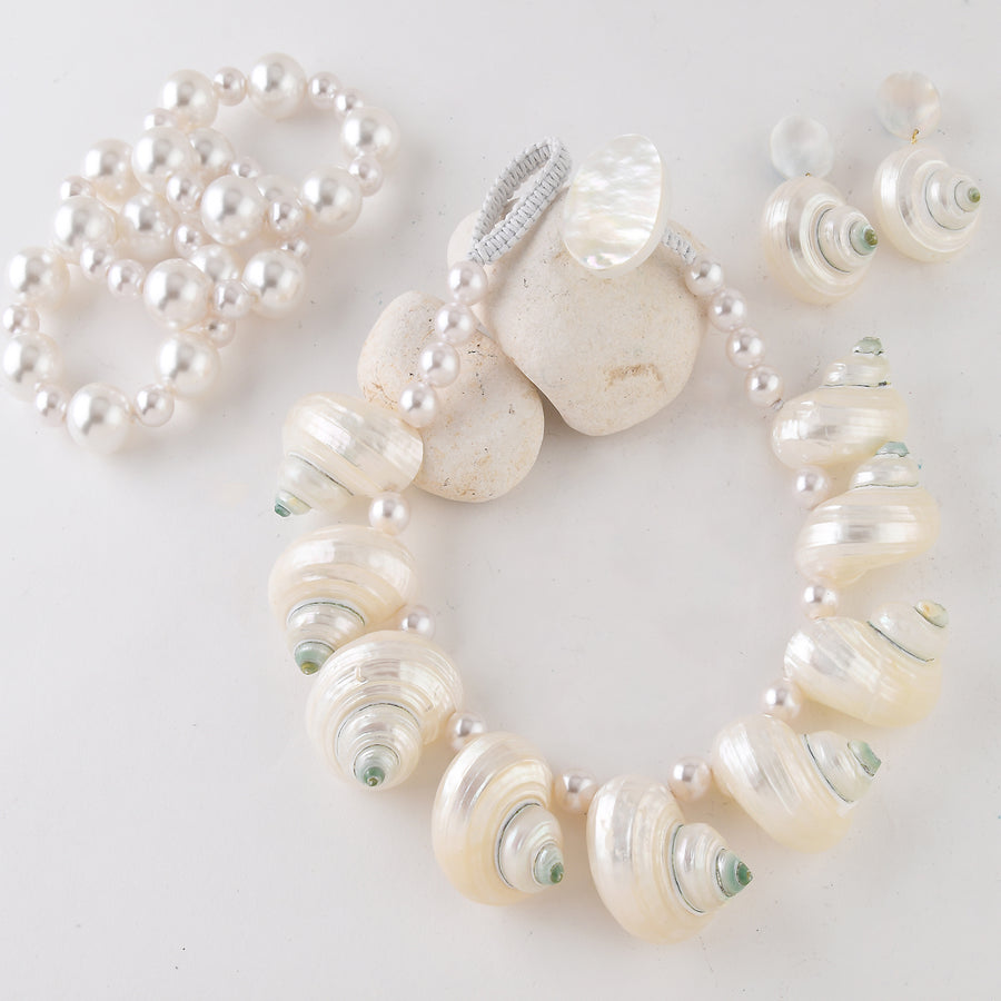 REVERSIBLE TURBO SHELL, FAUX PEARL AND MOP  NECKLACE. WHITE/WHITE