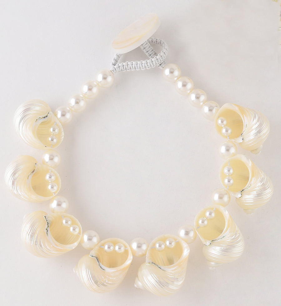 TURBO SHELL, FAUX PEARL AND MOP STATEMENT NECKLACE. CREAM/WHITE
