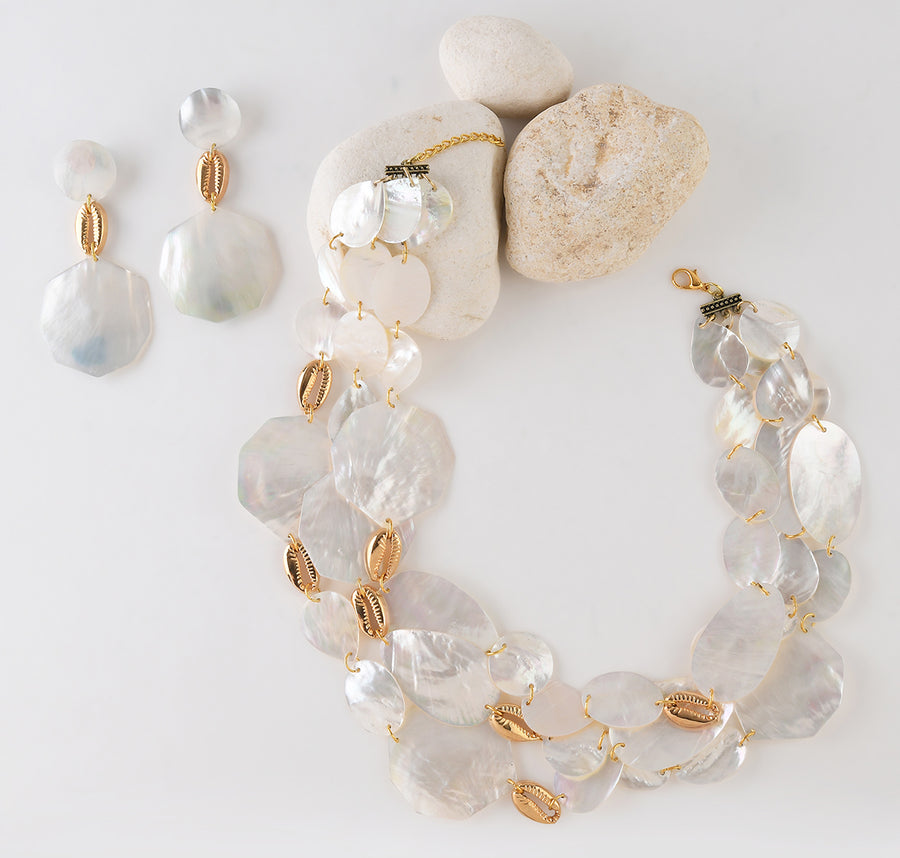 THREE STRAND MOTHER-OF-PEARL NECKLACE AND GOLD TONE SHELL ACCENTS. WHITE/GOLD