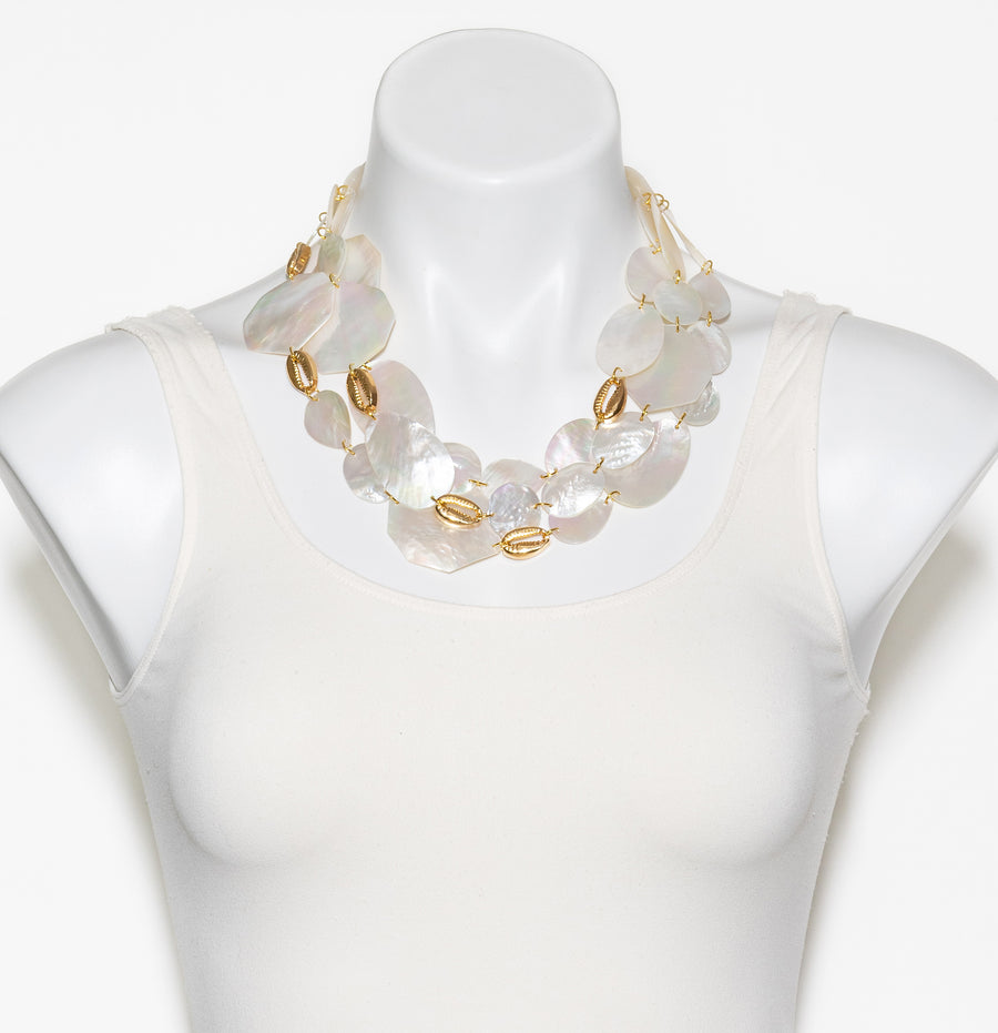 THREE STRAND MOTHER-OF-PEARL NECKLACE AND GOLD TONE SHELL ACCENTS. WHITE/GOLD