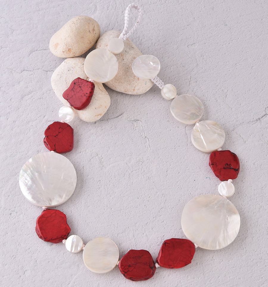 WHITE MOP AND CORAL RED HOWLITE ACCENT NECKLACE. CORAL RED/WHITE